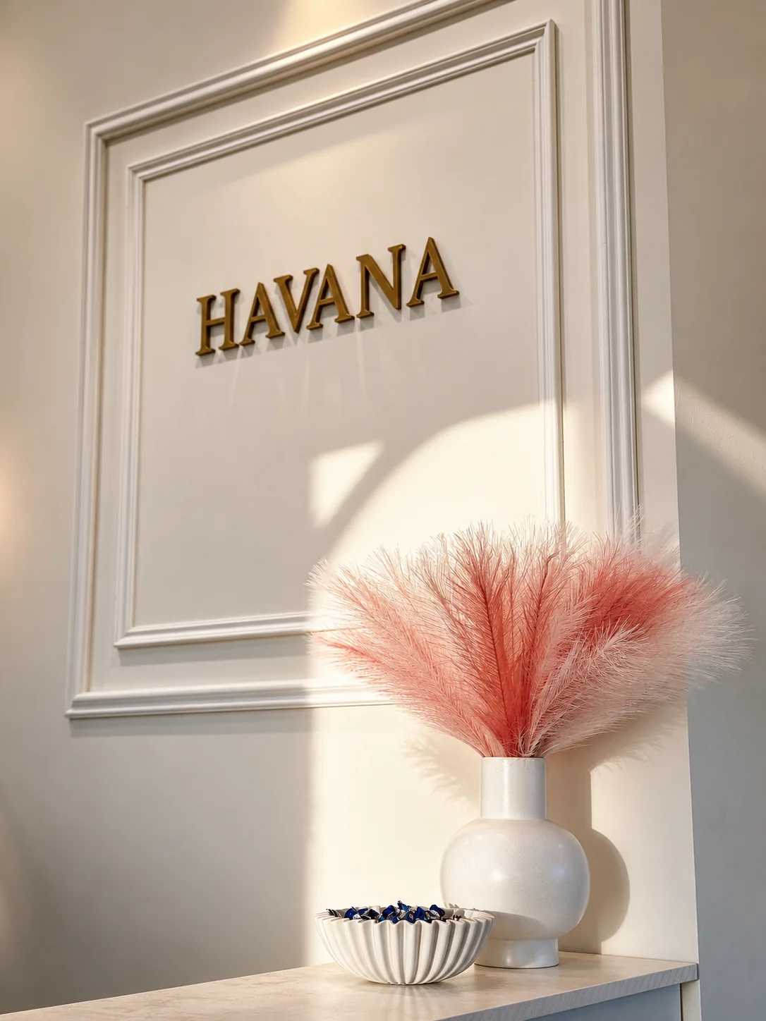 Gold HAVANA lettering and pink flowers in the salon